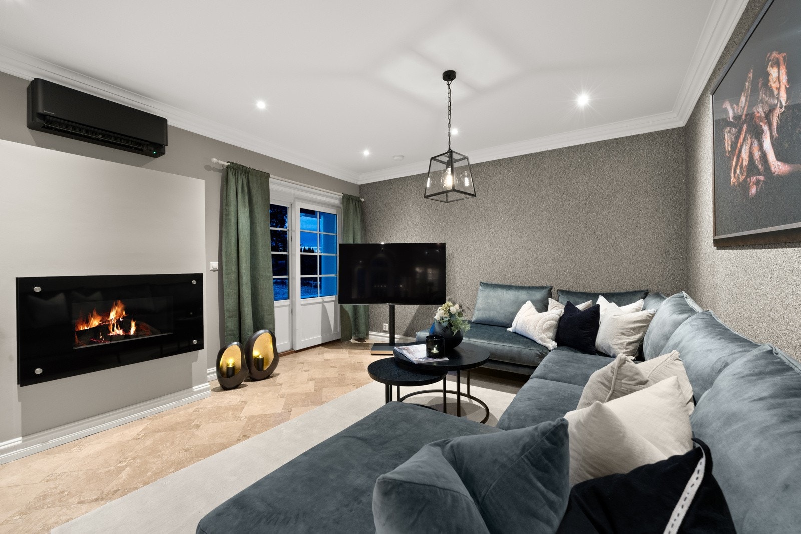 Det er montert både varmepumpe og en lekker gasspeis i stuen. Galleribilde