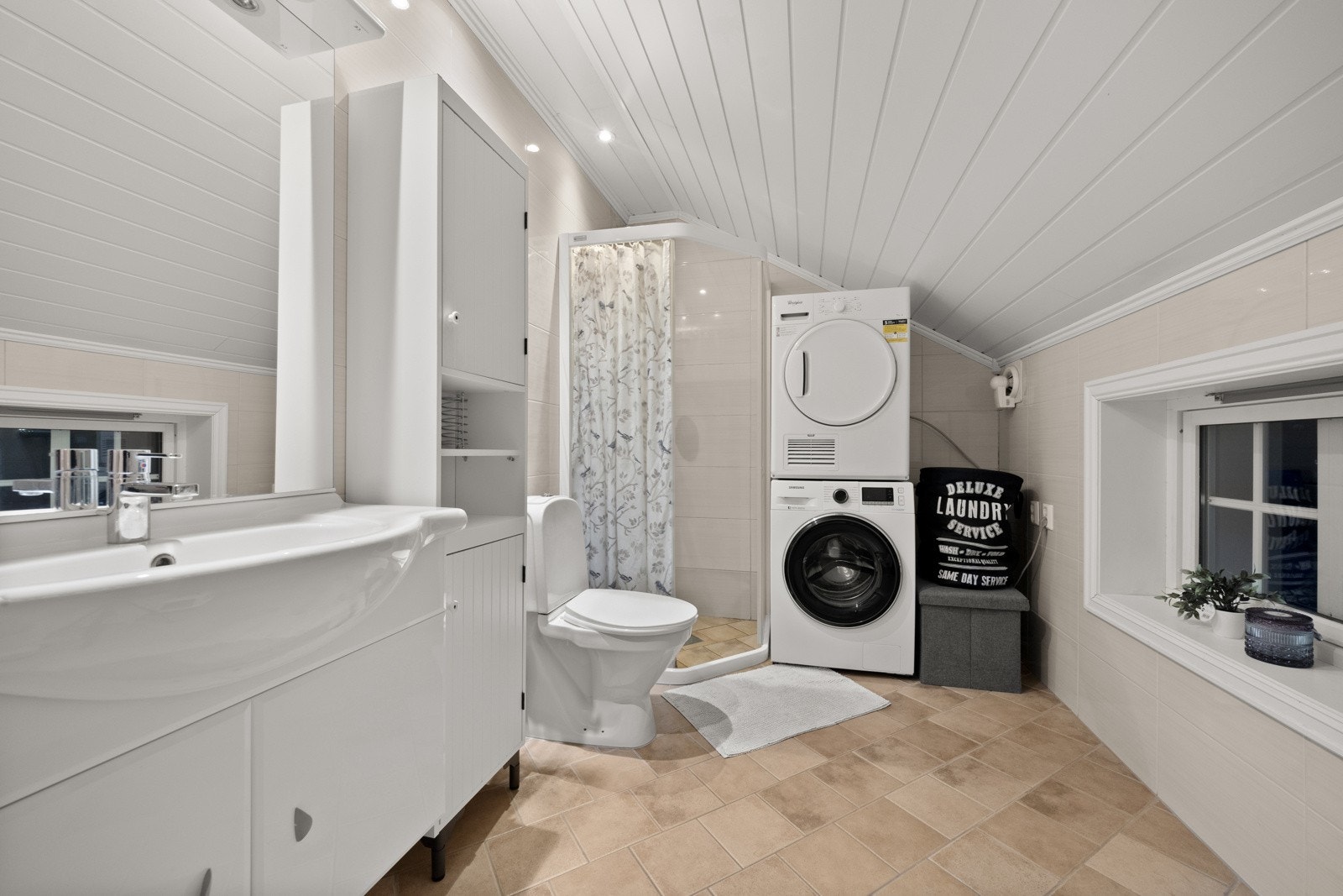 Flislagt bad/vaskerom tilknyttet utleiedelen. Galleribilde