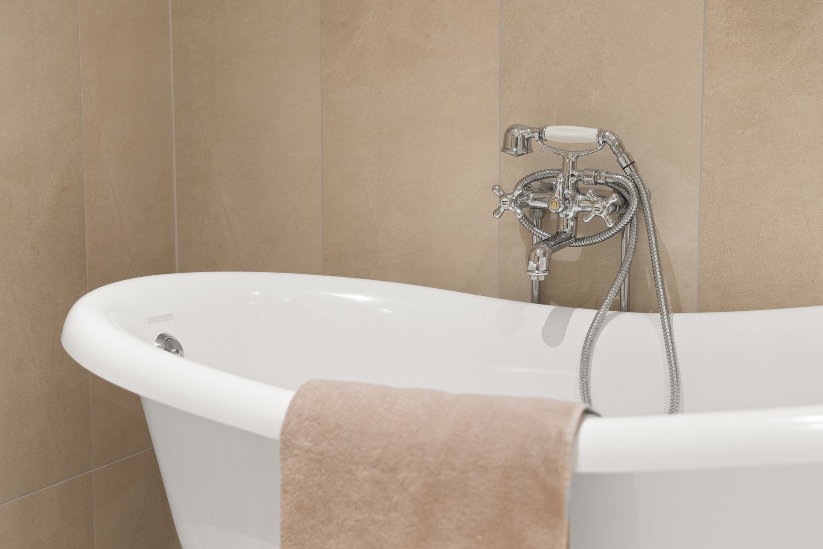 Badet har både dusj og badekar. Galleribilde