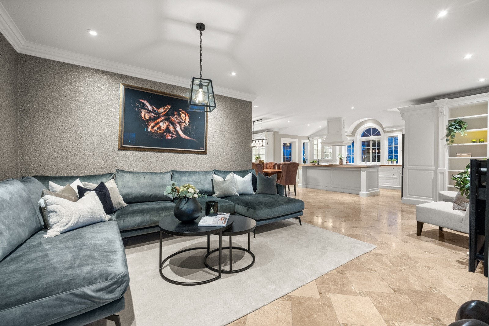 Hovedstuen er et praktfullt rom med god plass til alle. Galleribilde