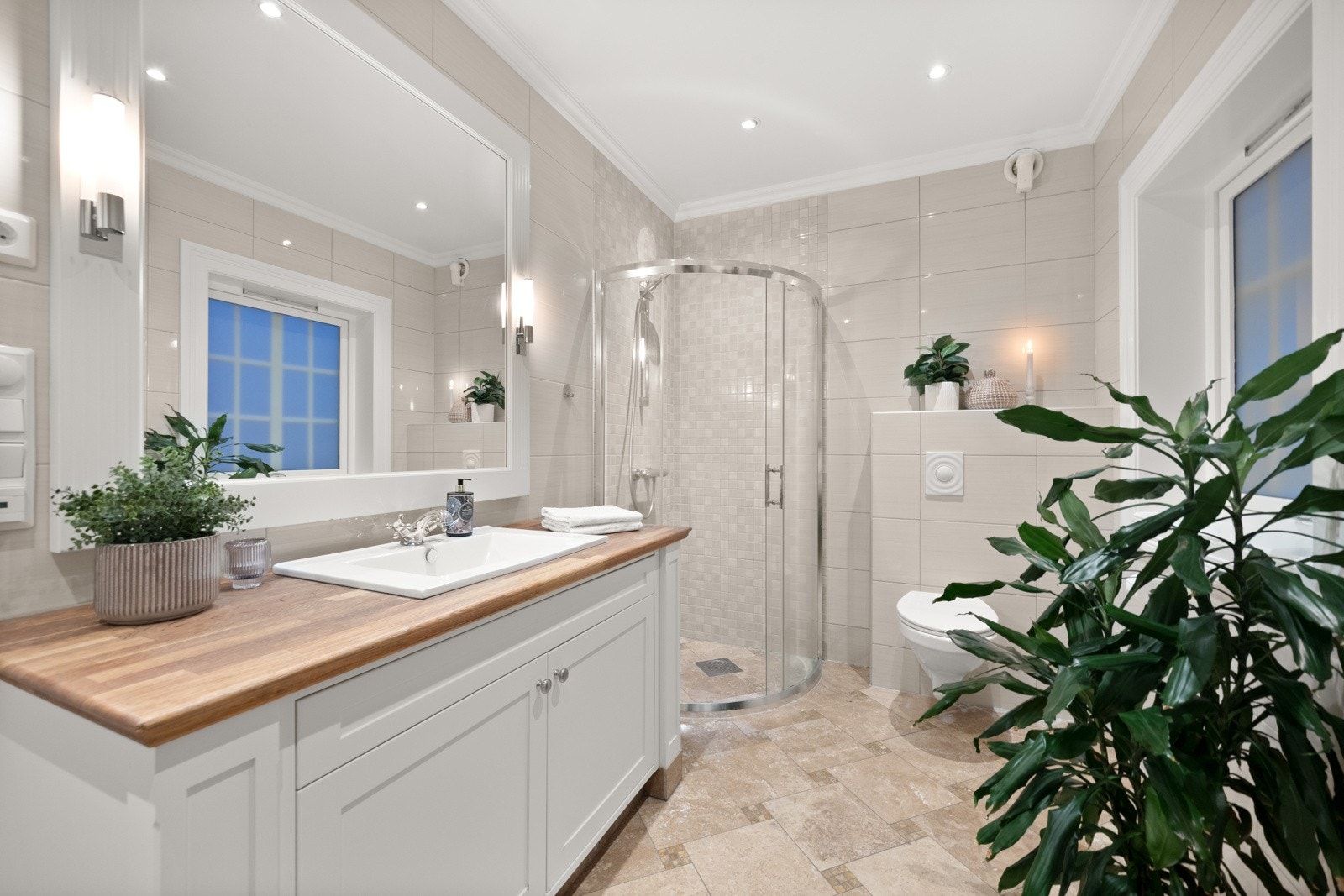 Bad I i hovedetasjen. Flislagt med varmekabler i gulvet. Galleribilde