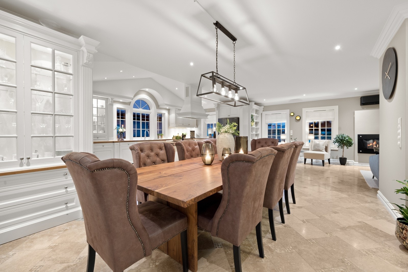 God plass til langbord ved kjøkkensonen. Galleribilde