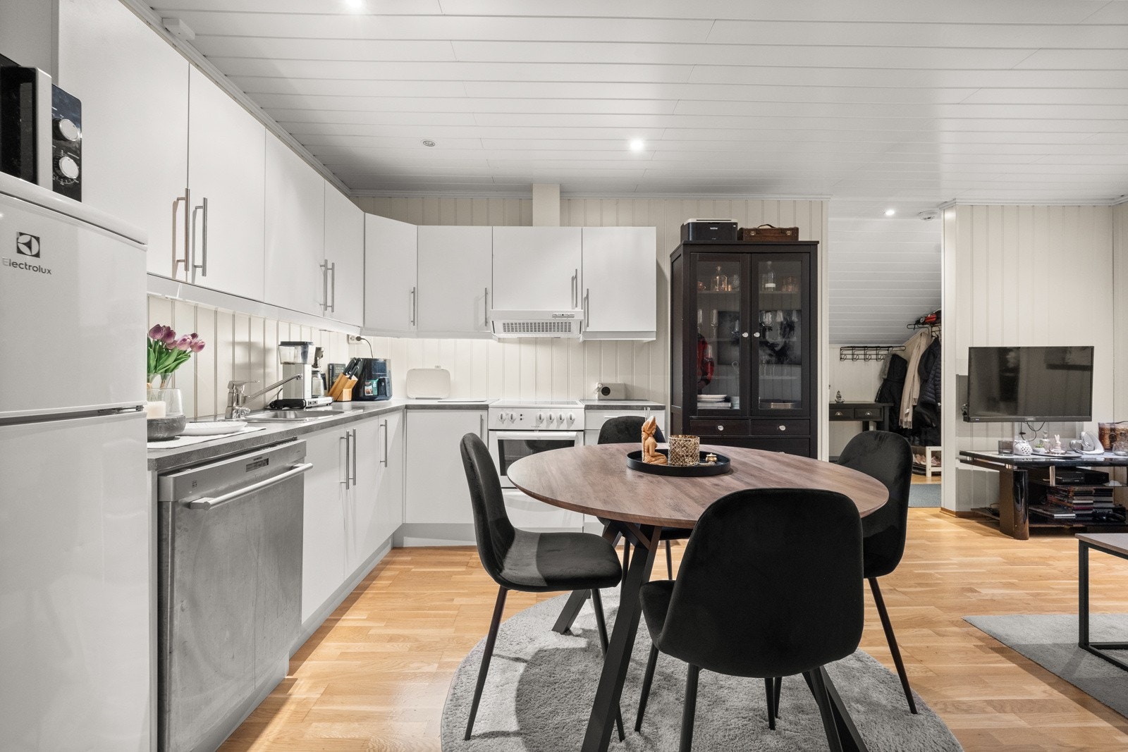 Godkjent utleiedel over dobbelgarasjen med utvendig adkomst via trapp. Galleribilde