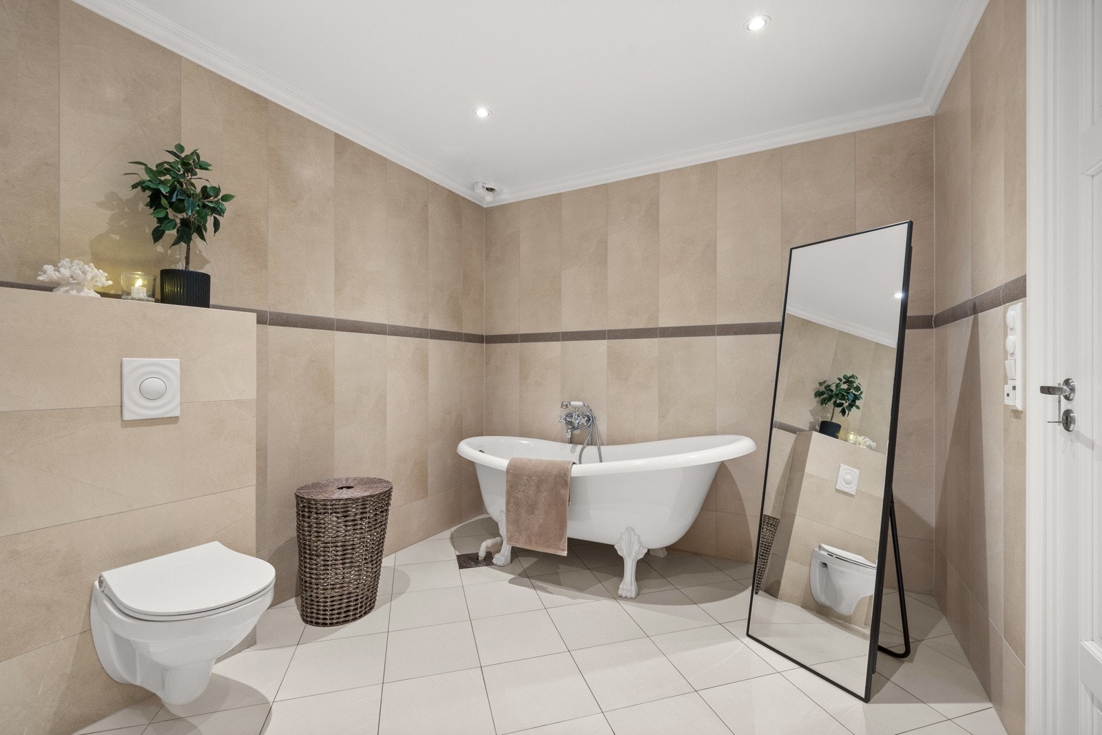 Delikat, flislagt baderom ved soveromsavdelingen. Galleribilde