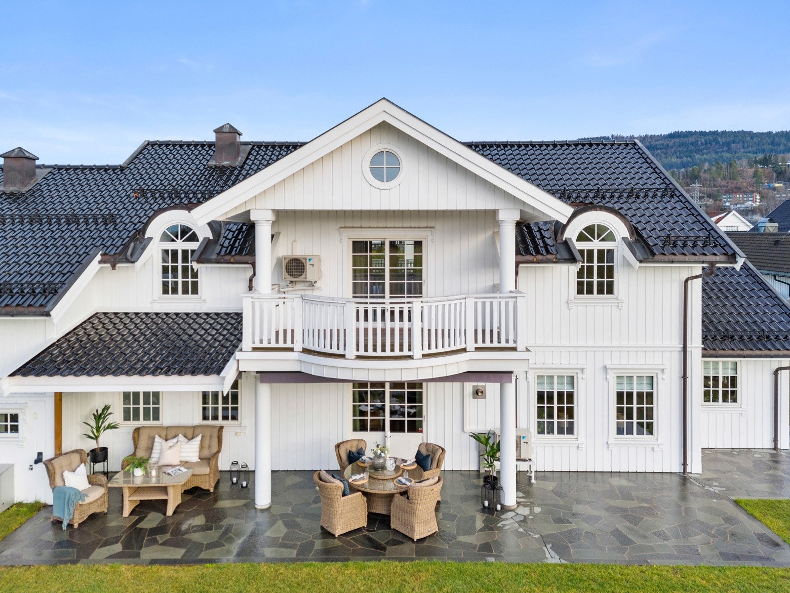 Fantastiske uteplasser rundt huset hvor man kan følge solgangen. Galleribilde