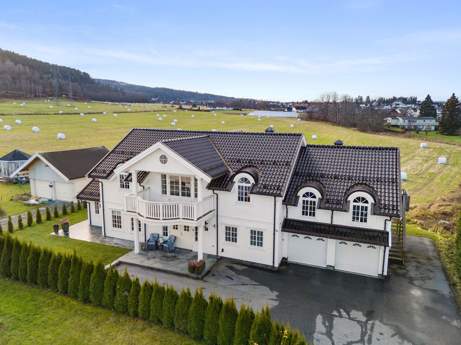 Flott beliggende, grensende til åpent jorde og med solrike uteplasser rundt huset. Galleribilde