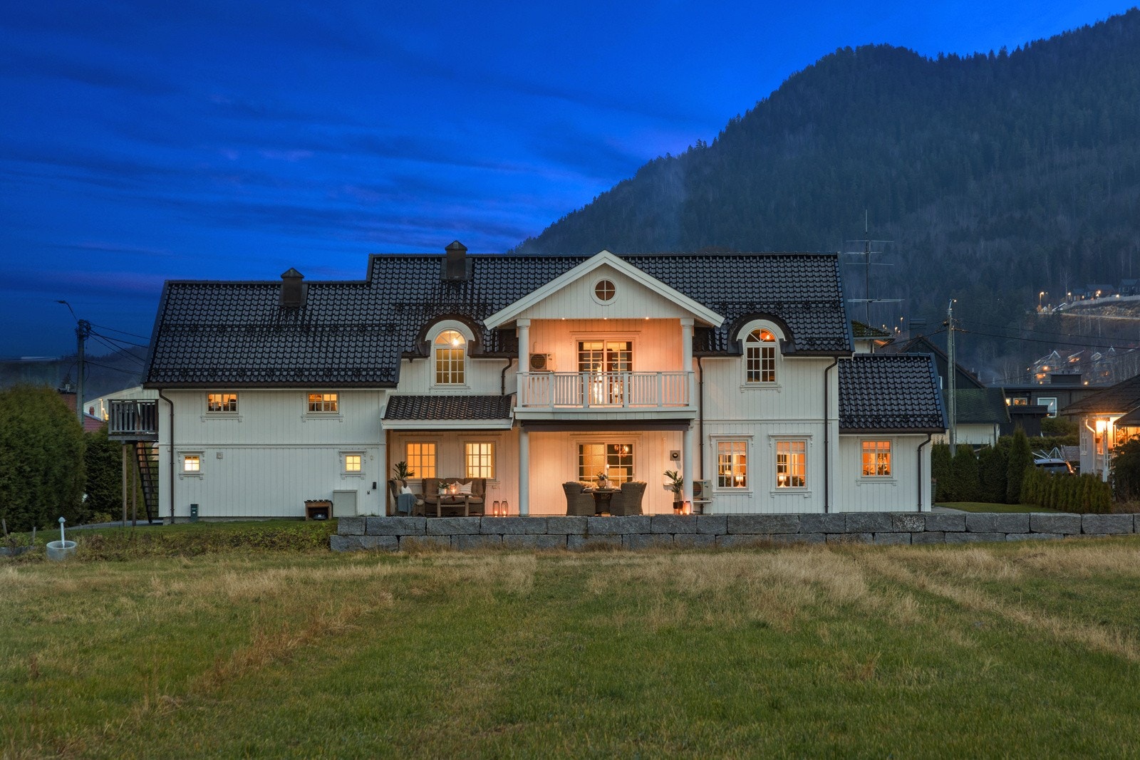 Fra Såsengata 16B er det gangavstand til bl.a. skoler, barnehager, buss og butikker. Galleribilde