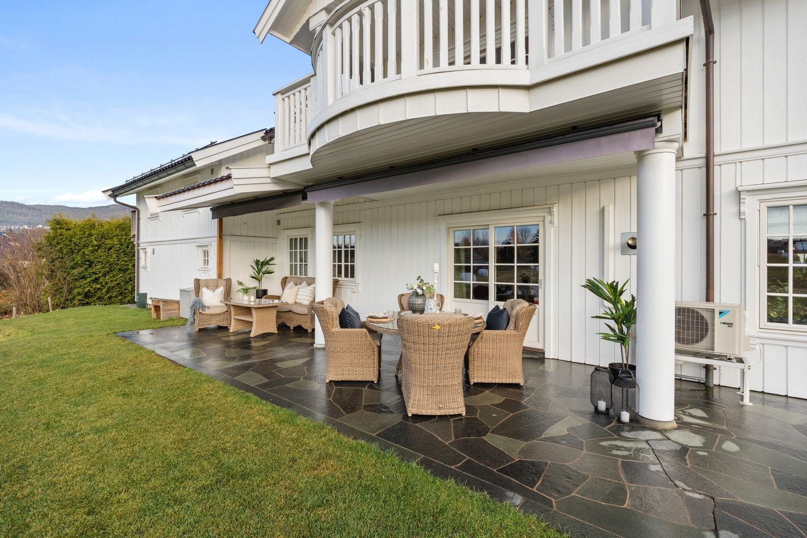 Skiferplass utenfor hovedetasjen. Galleribilde