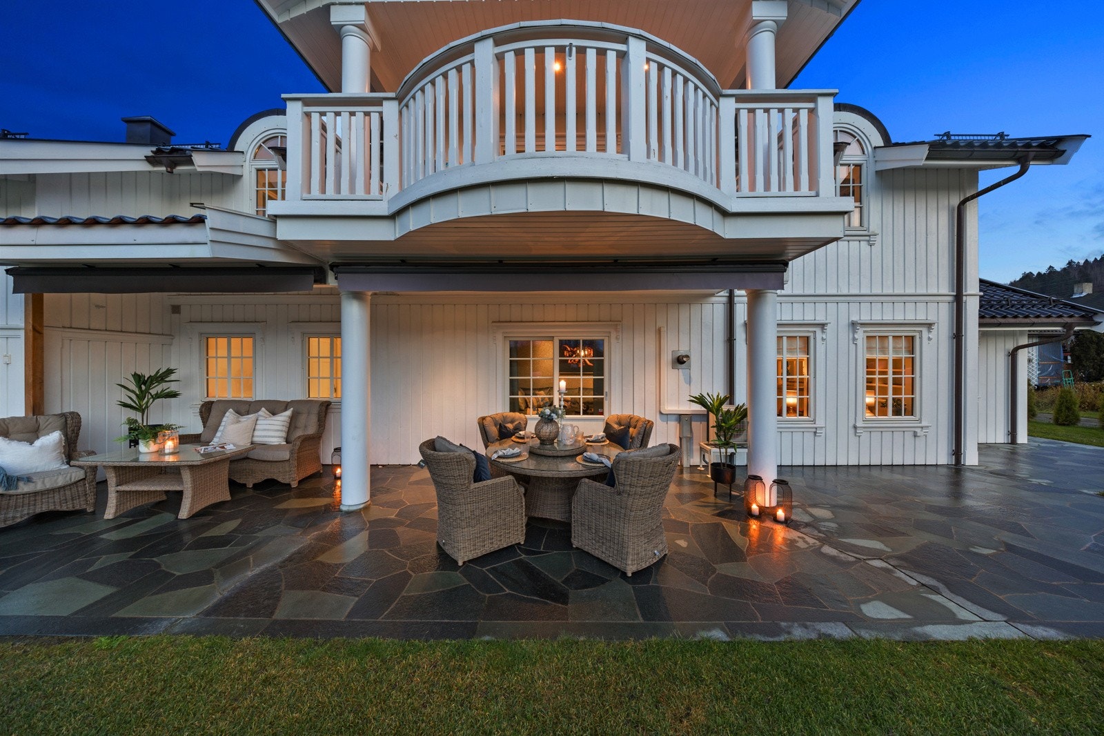 Utenfor hovedetasjen er det anlagt en stor skiferplass med god plass til å nyte de fineste sommerdagene. Galleribilde