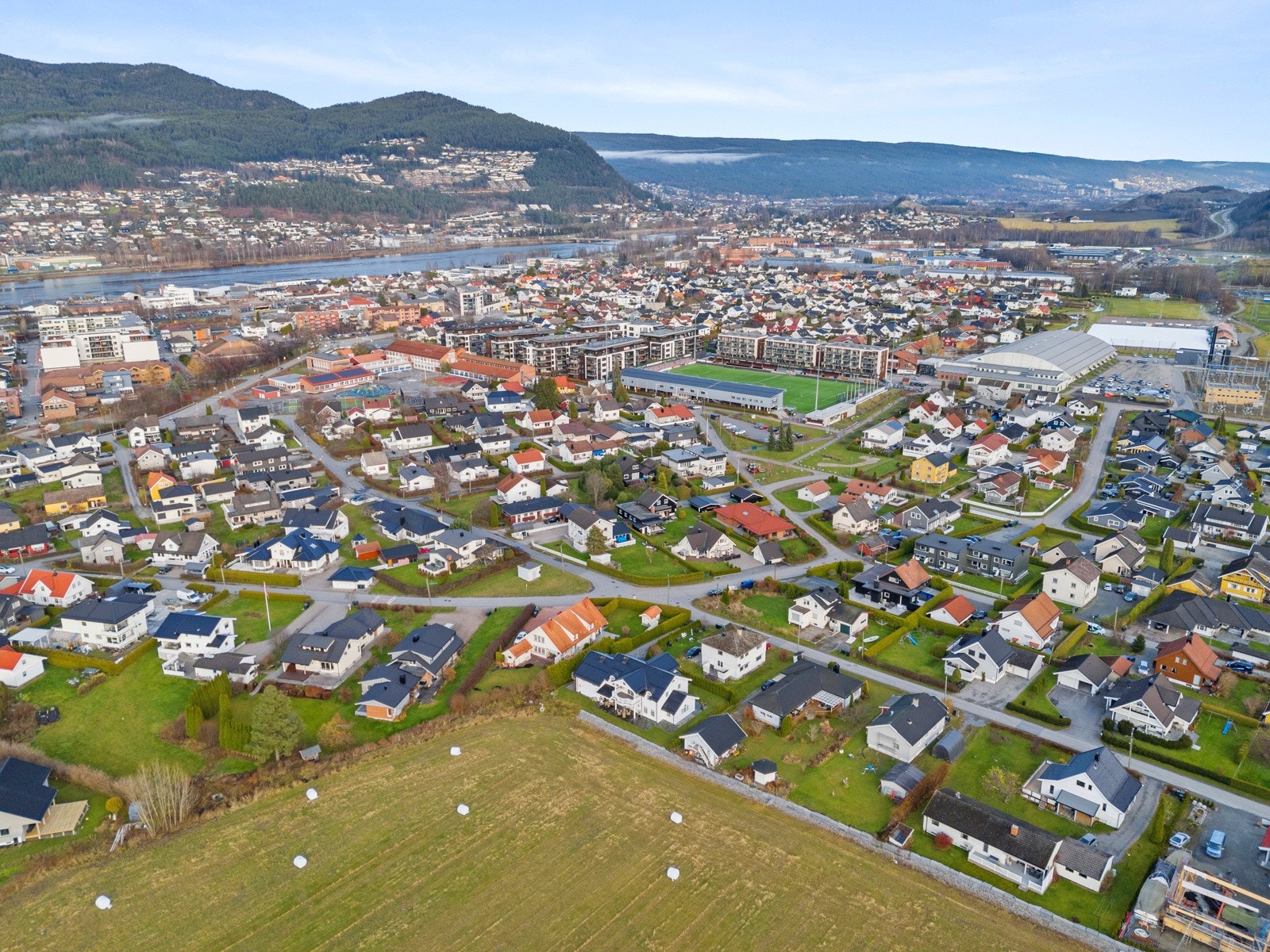 Tilbaketrukket beliggende, men med gangavstand til sentrumskjernen. Galleribilde