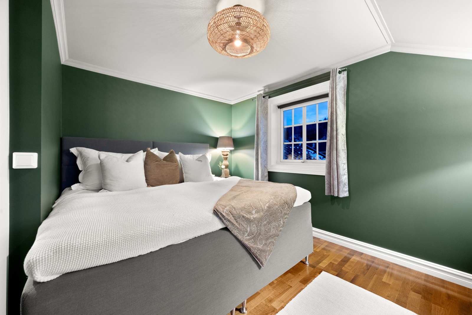 I 2. etasje finner man tre gode soverom og walk-in closet Galleribilde