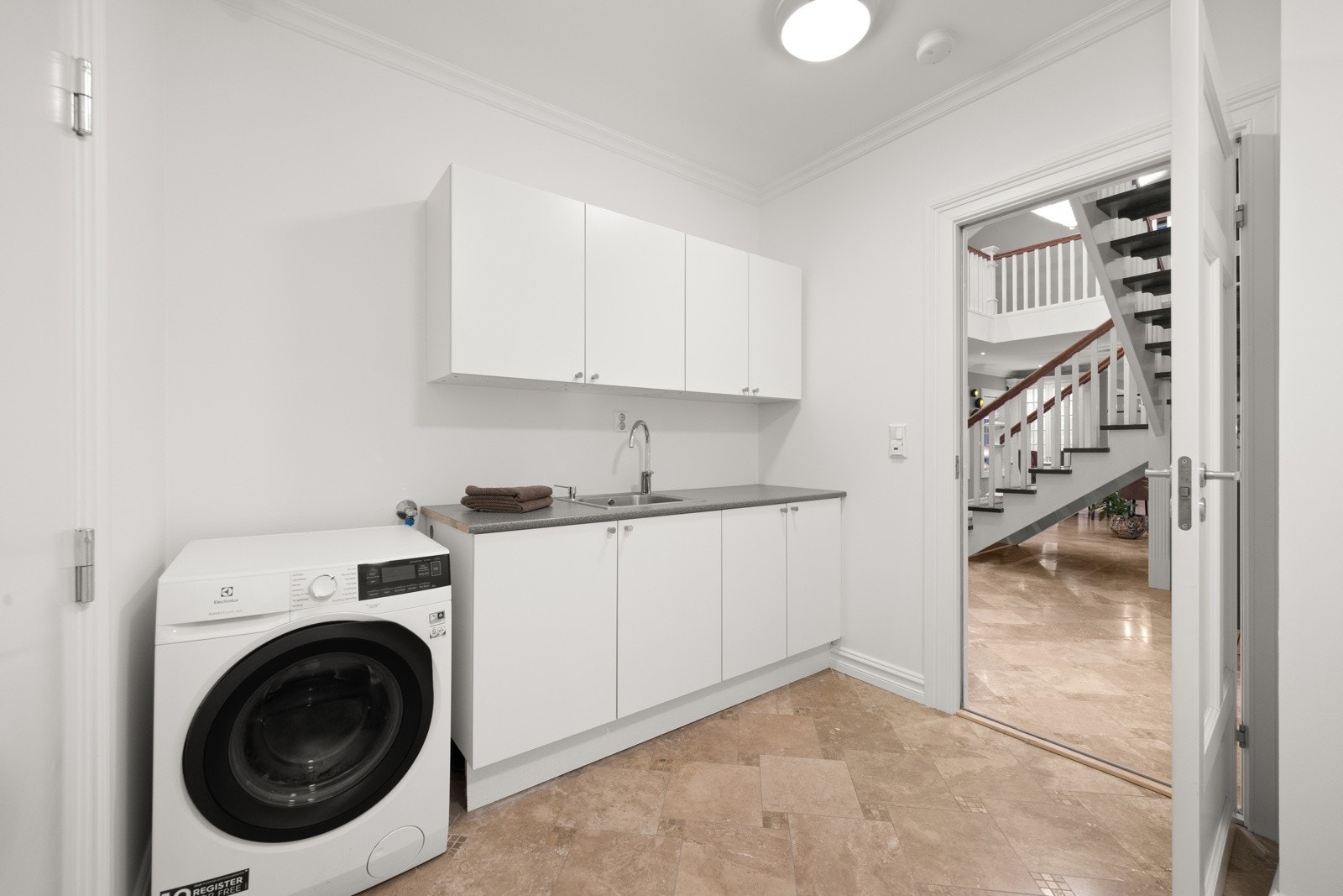 Separat vaskerom med inngang både fra hallen og i fra dobbelgarasjen. Galleribilde