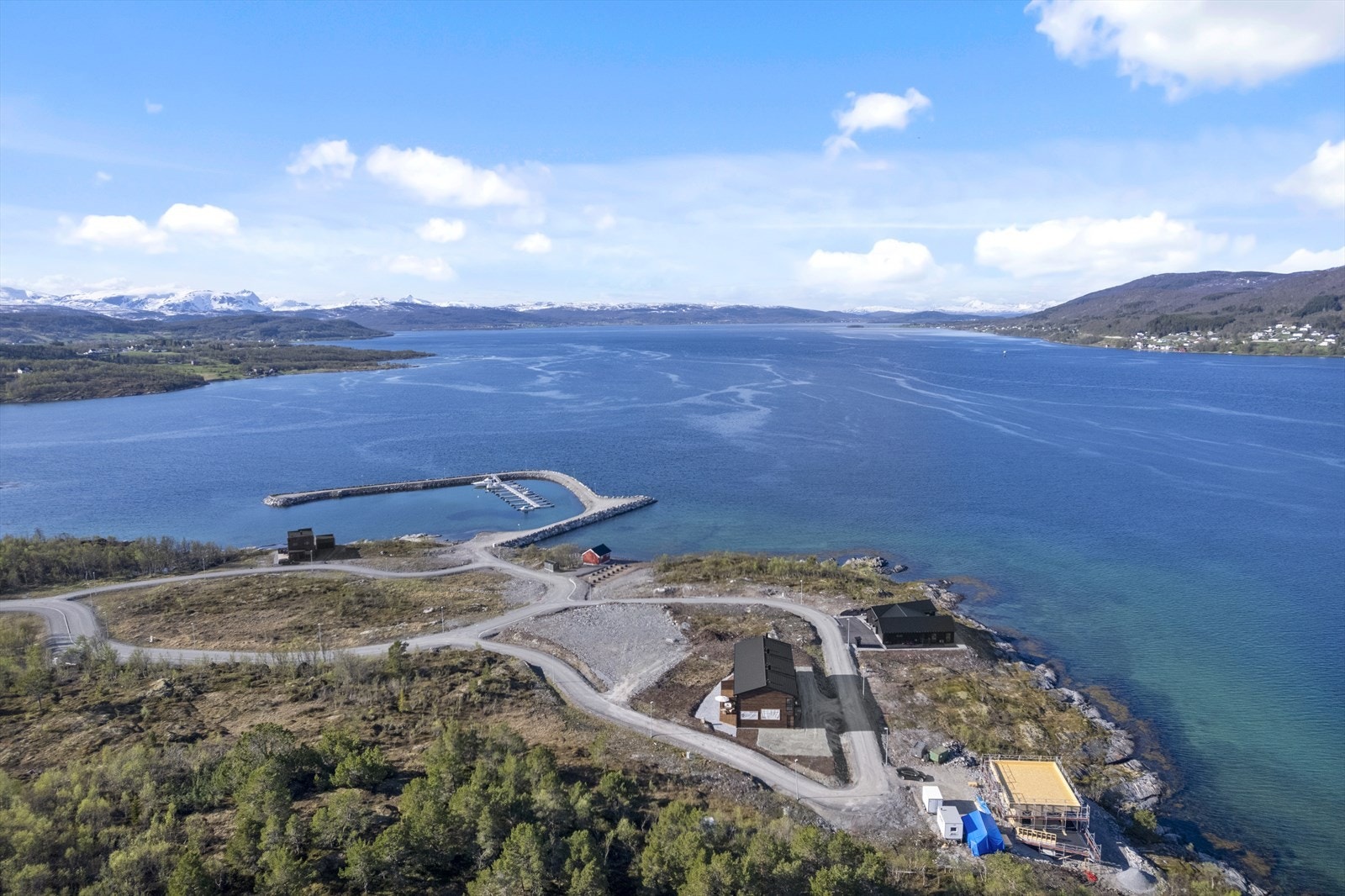 Småbåthavna driftes av Senja kommune, og det er mulig å leie småbåtplass fra kommunen. Galleribilde