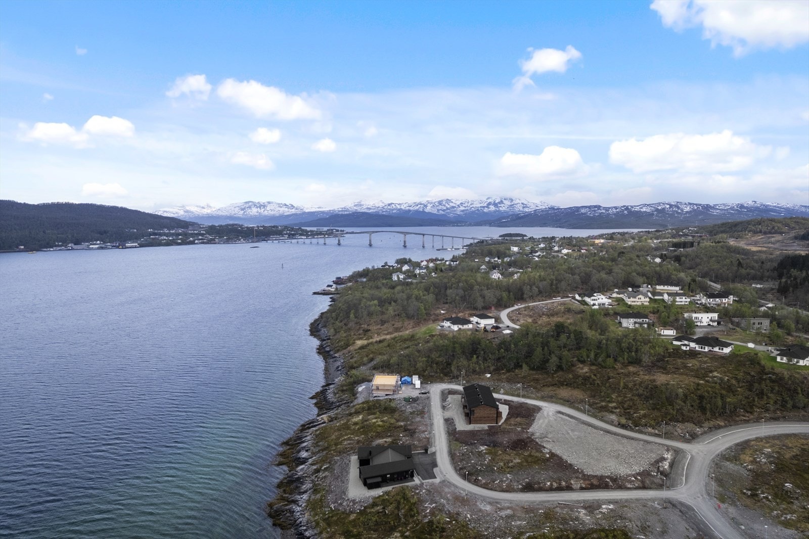 Dronebilde av Brenneset med Gisundbrua i bakgrunnen. Galleribilde