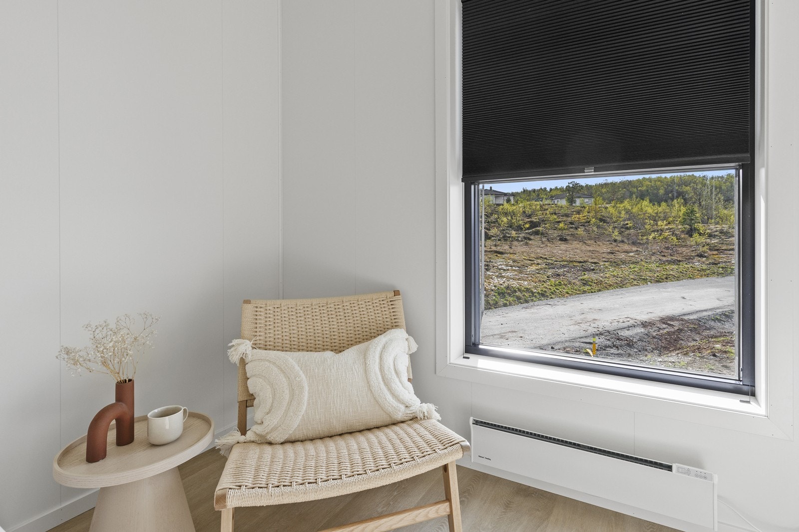 Soverommet har god takhøyde og store vindusflater. Galleribilde