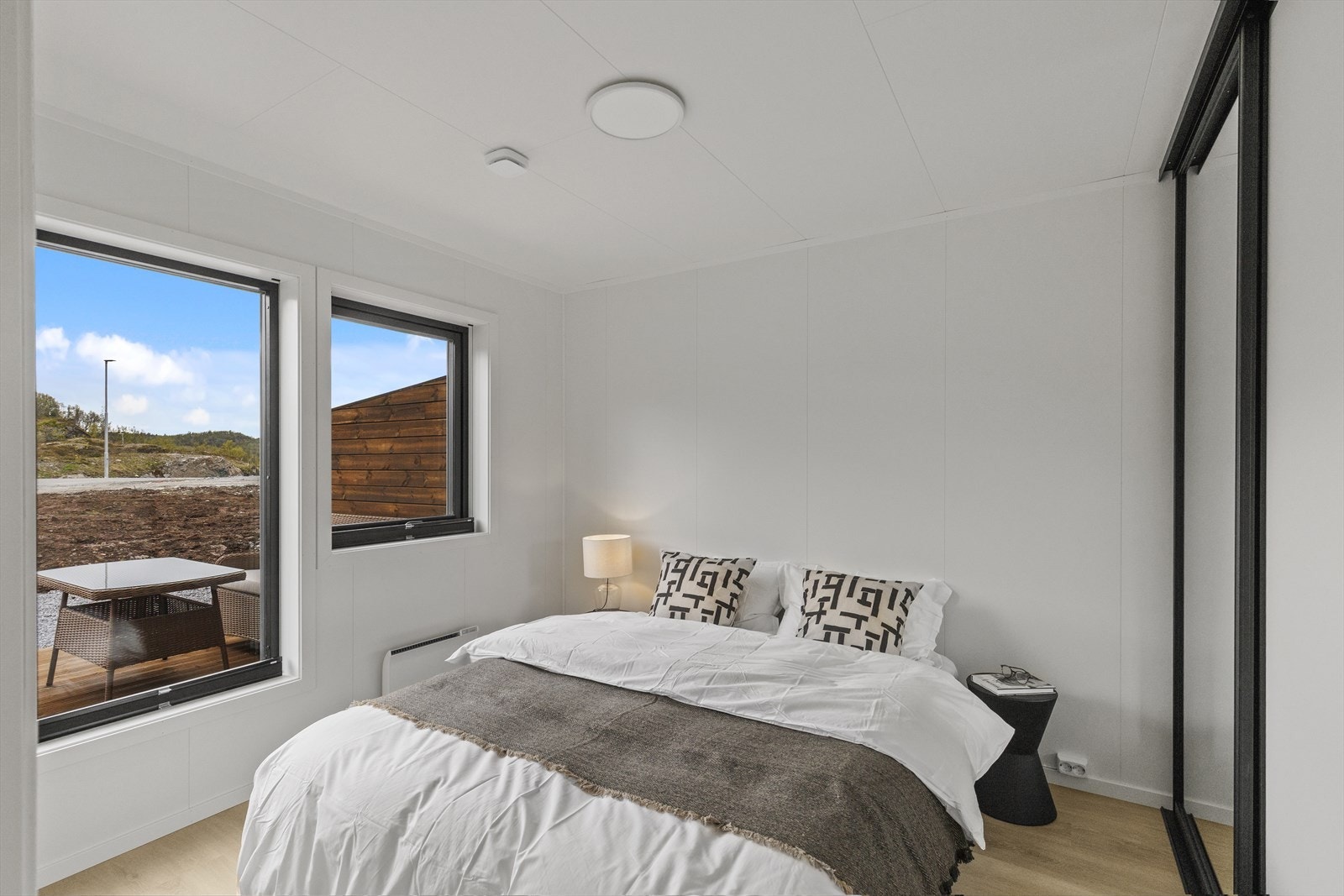 Flott soverom med god plass og store vindusflater. Galleribilde