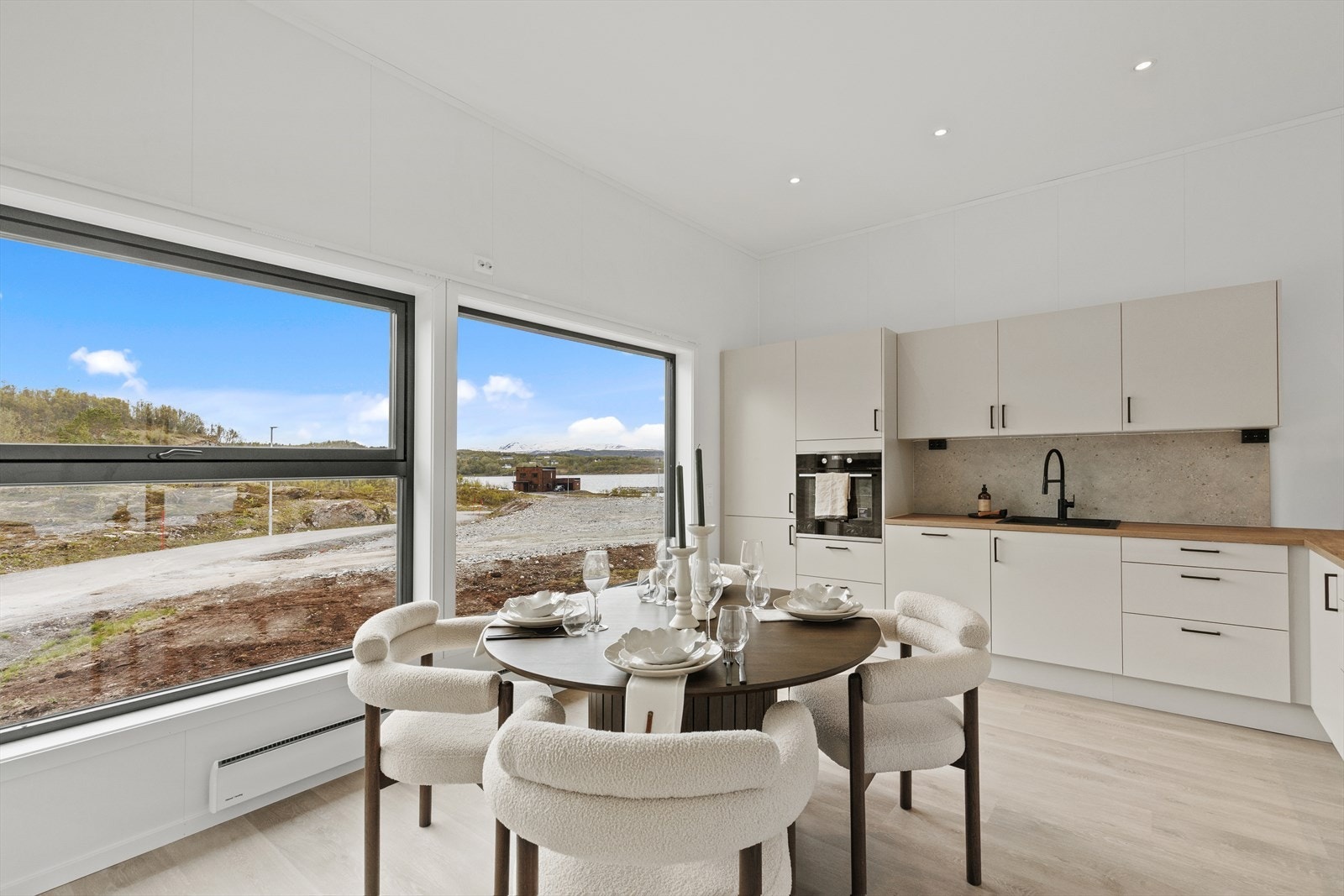 Et lyst og moderne kjøkken med store vinduer som gir godt med naturlig lys! Galleribilde