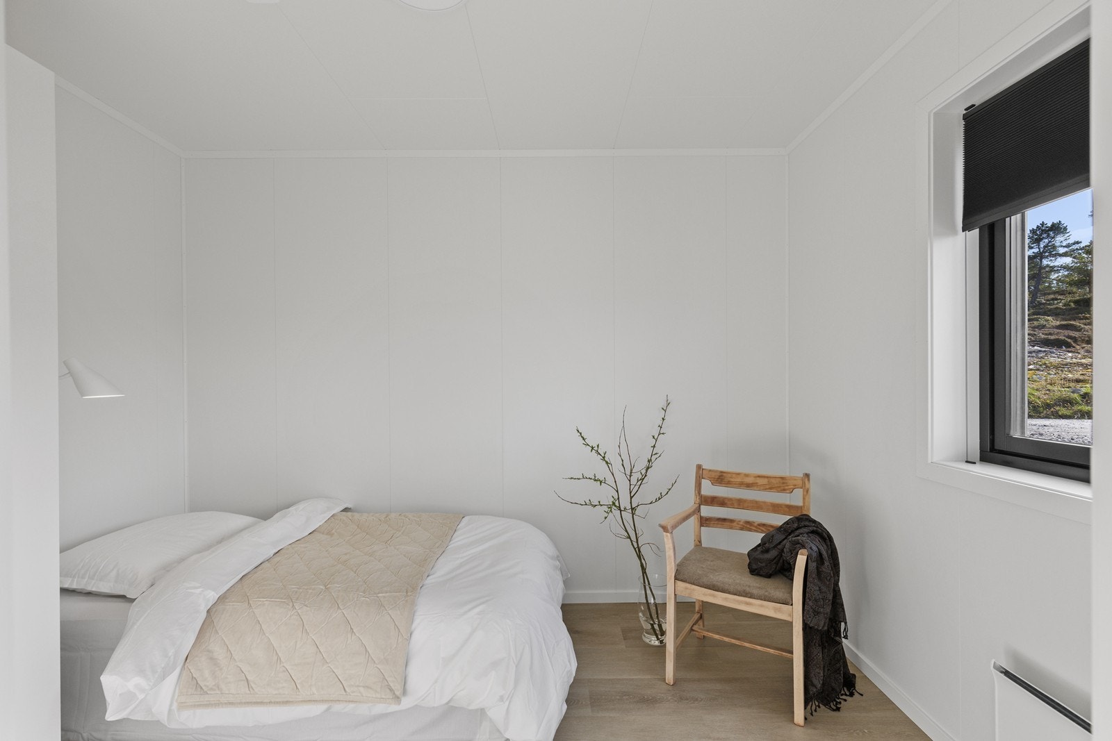 Soverom i underetasje effektivt utnyttet med romslig garderobeskap og plass til mer møblement. Galleribilde