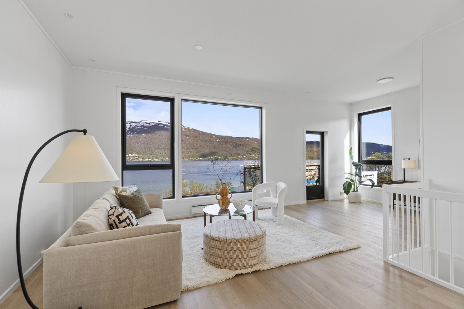 Unik utsikt fra stuevinduet, med perfekt oversikt over skipstrafikken. Galleribilde