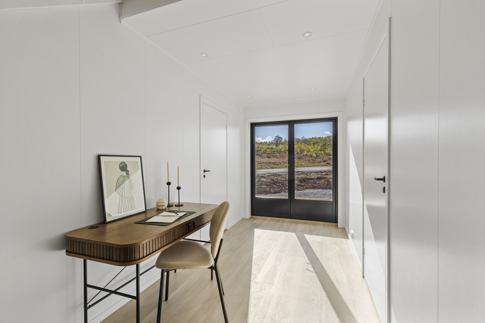 Fra gangen i underetasjen har man adkomst til terrassen. Galleribilde