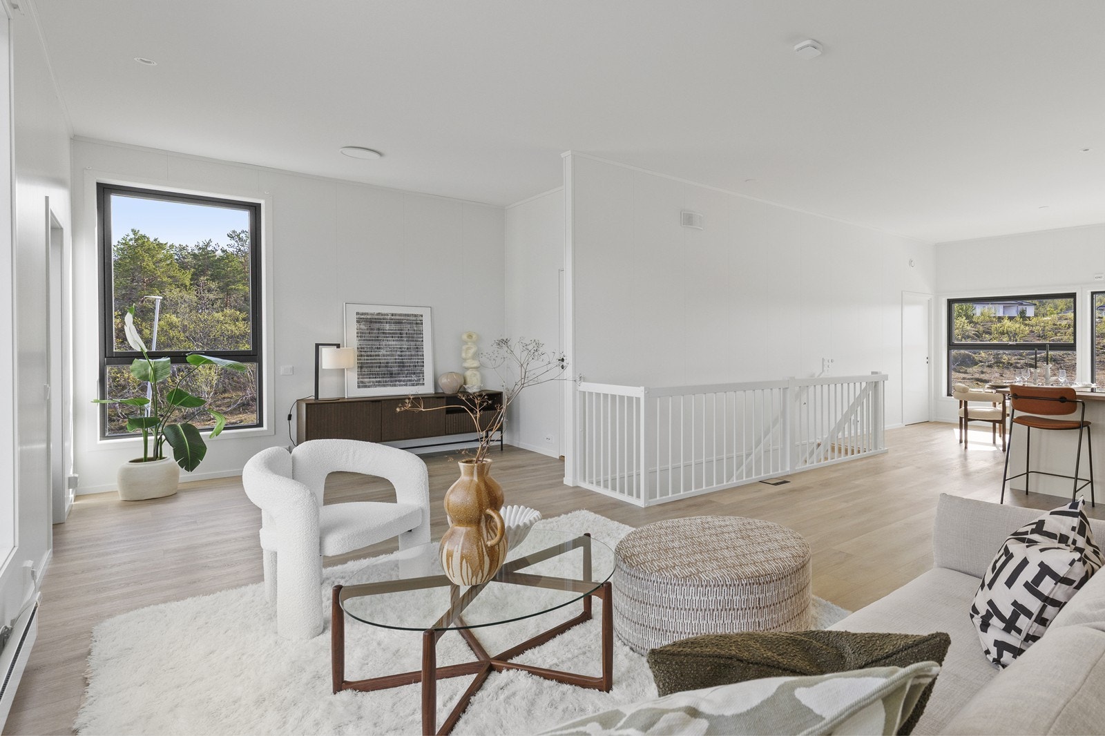 I stuen har du god plass til sofaløsning med tilhørende møblement. Galleribilde