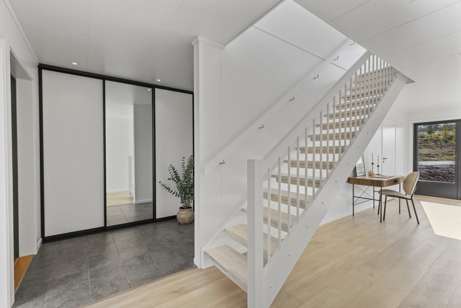 Trappetrinnene er av naturlig vakker og slitesterk ask. Galleribilde