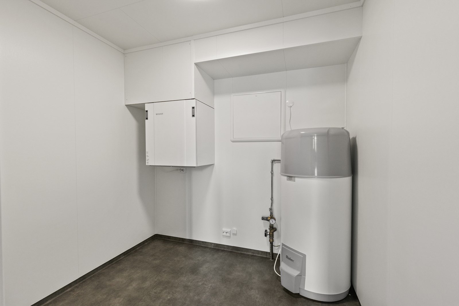 I boligens tekniske rom finner du en Høiax varmtvannsbereder og ventilasjonsaggregatet til boligens balanserte ventilasjon. Galleribilde