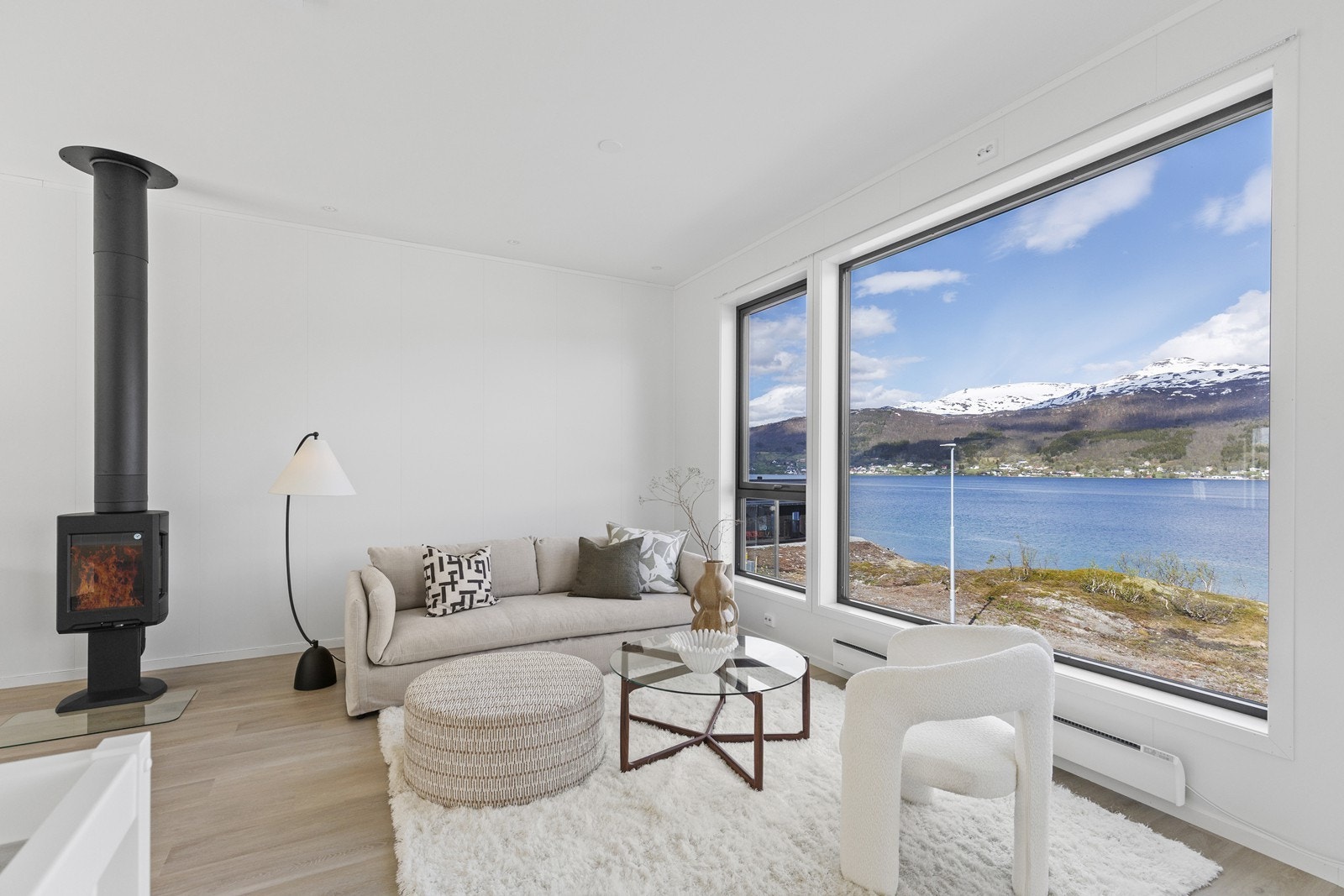 Store vinduer som gir masse lysinnslipp og ikke minst en fantastisk utsikt over Gisundet! Galleribilde