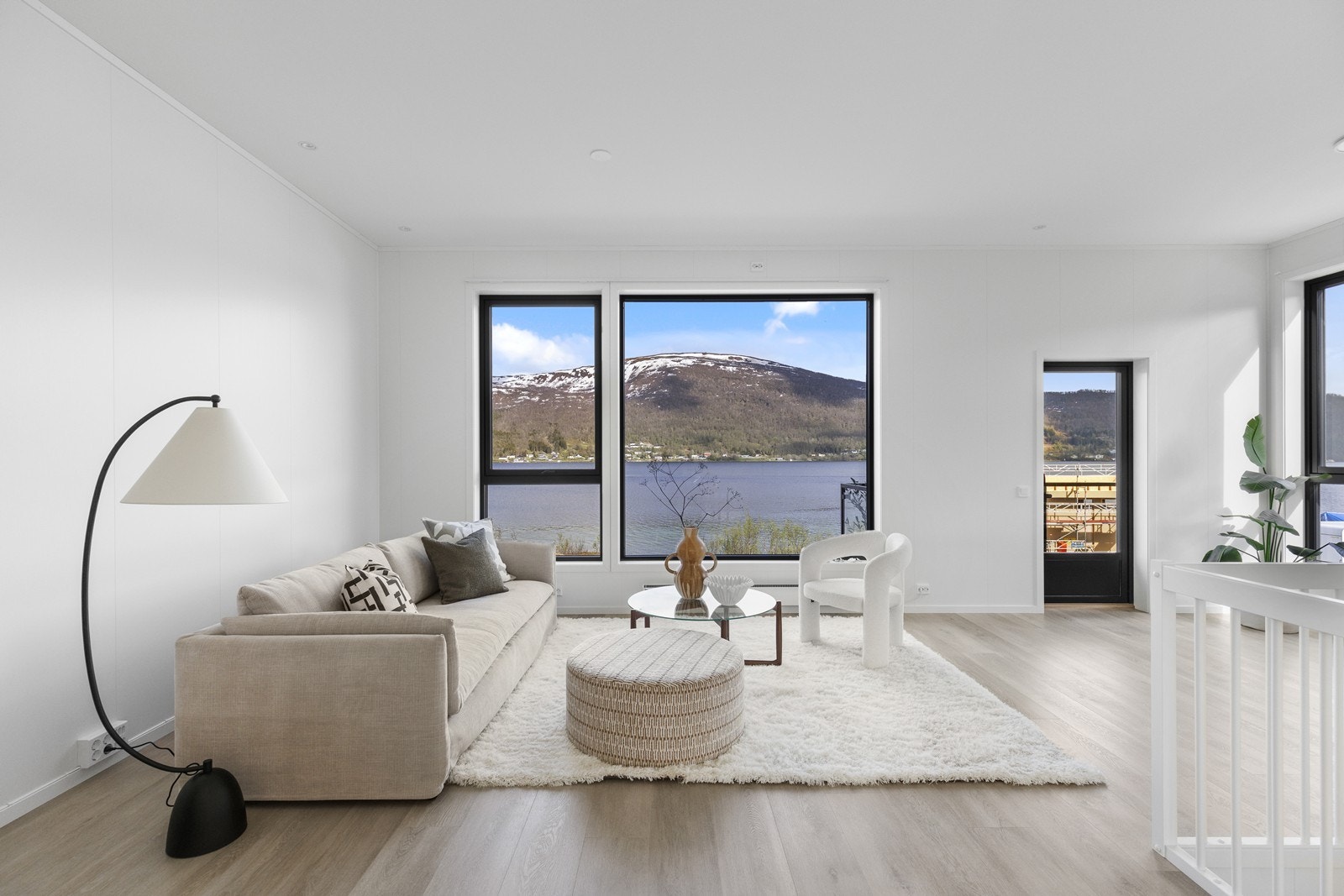 Hovedetasje er åpen og sosial med god takhøyde på ca 3m. Galleribilde