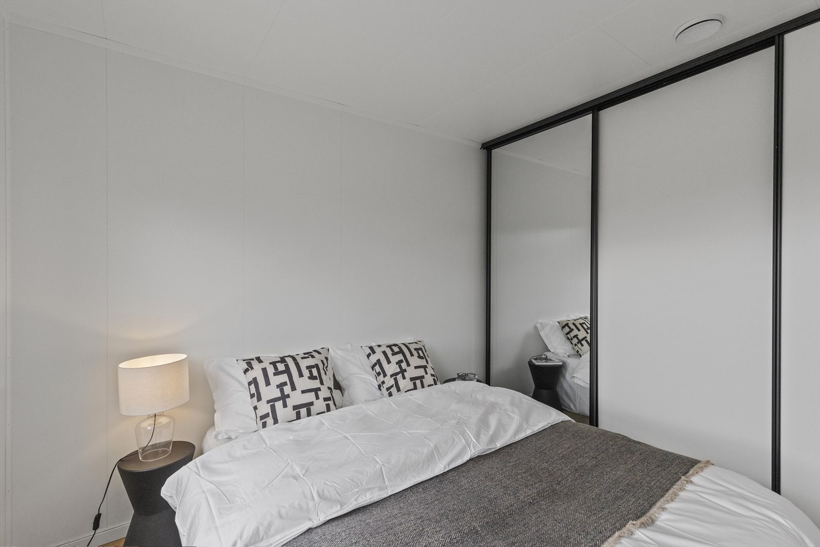 Soverommet har en praktisk skyvedørsgarderobe. Galleribilde