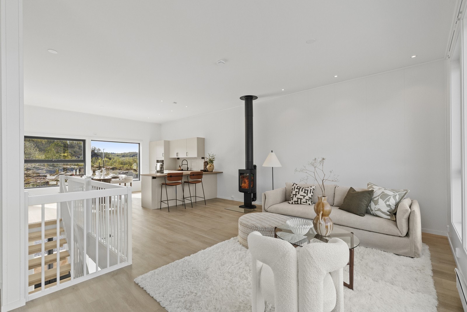 I stuen finner du en moderne peisovn, og boligen er videre utstyrt med rikelig med dimbare spotlights i himlingen. Galleribilde