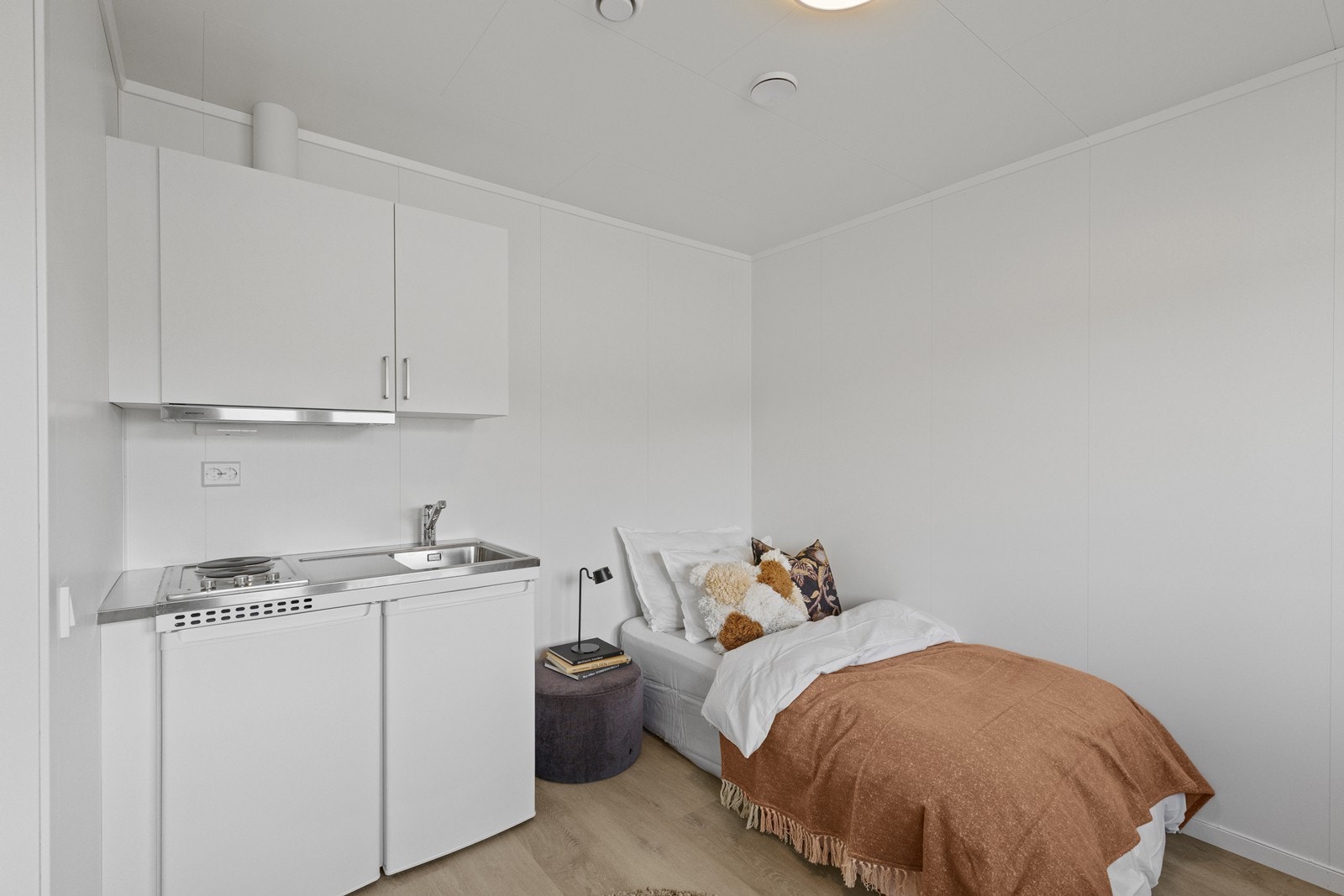 Det ene soverommet i underetasje er innredet som hybel. Galleribilde