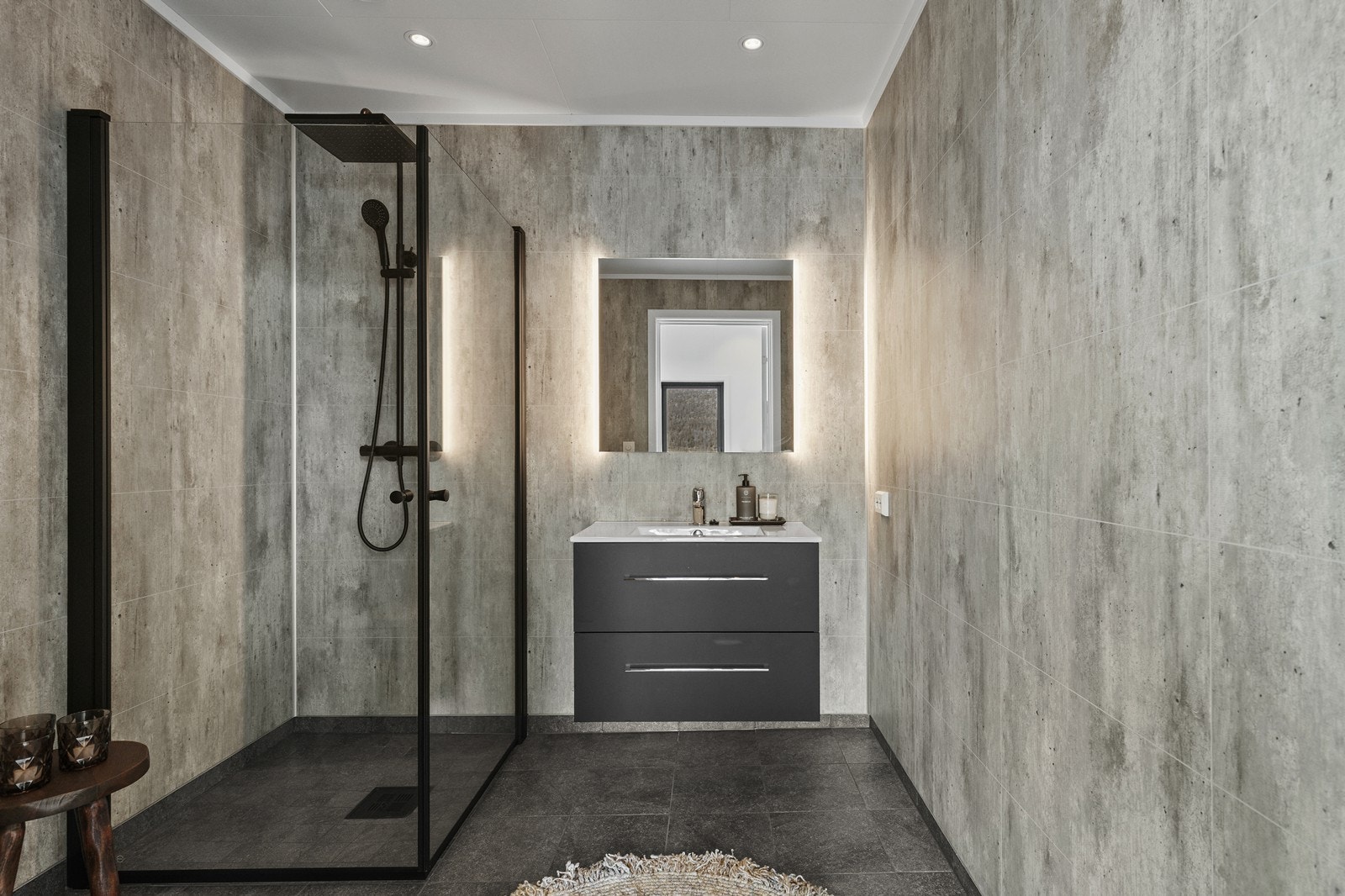 Bad i hovedetasje med dusjhjørne og matt svart innredning, inkludert nedfelt servant og speil med lyskant. Galleribilde