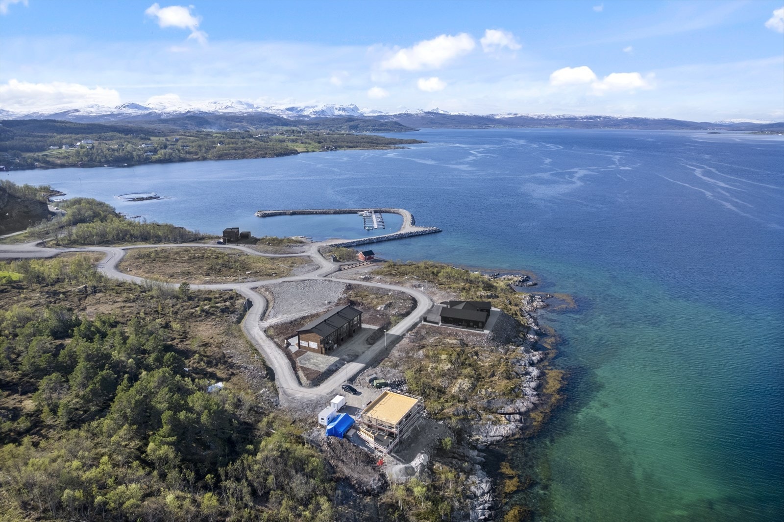 Rett ved boligområdet ligger Brenneset småbåthavn som er mye i bruk på sommeren. Galleribilde