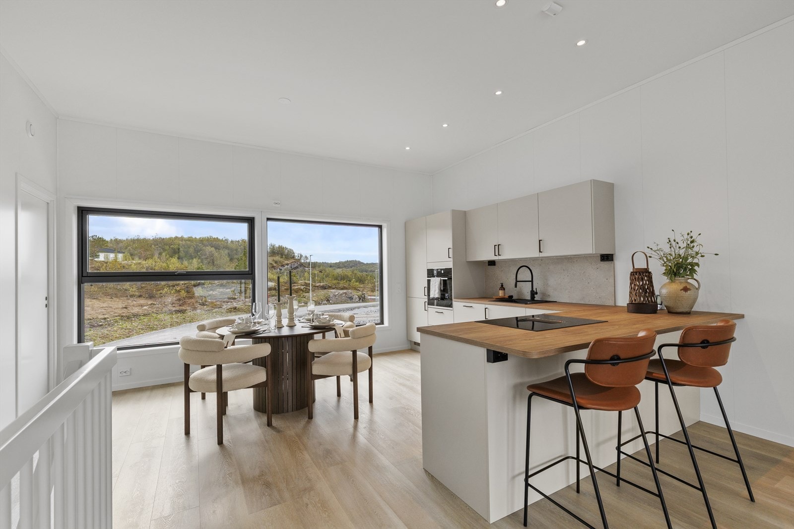 Kjøkkenet er bygget i en L-form som gir en sosial løsning med plass til sitteplasser. Galleribilde