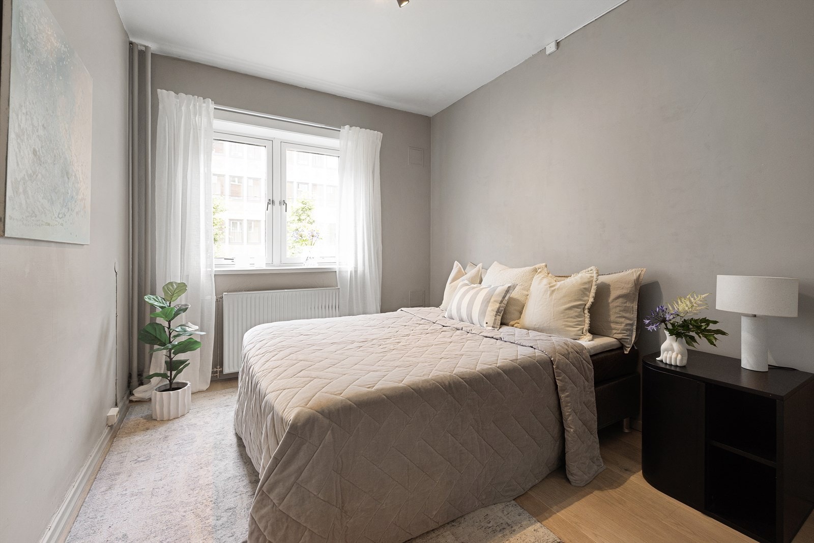 Leiligheten har et lunt og innbydende soverom med god plass til dobbeltseng og nattbord. Galleribilde