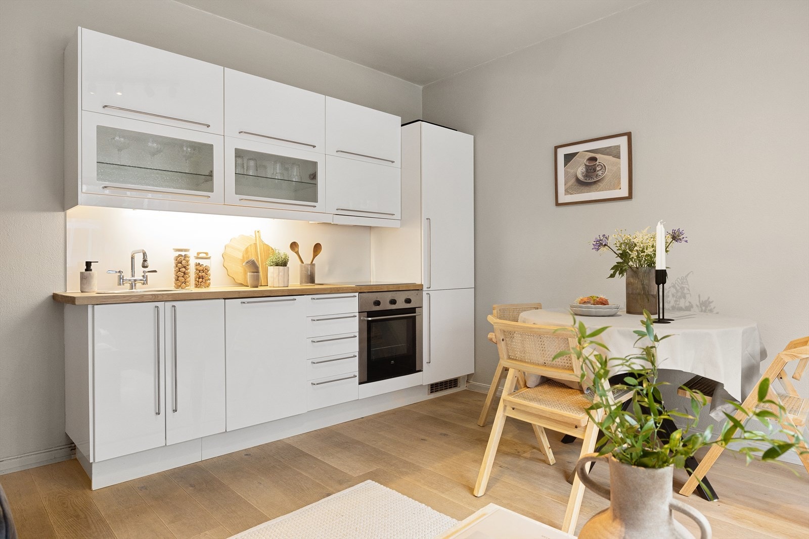 Moderne kjøkken med optimal utnyttelse av plassen. Det er godt med lagringsplass i både benkeskap, skuffer og overskap. Galleribilde