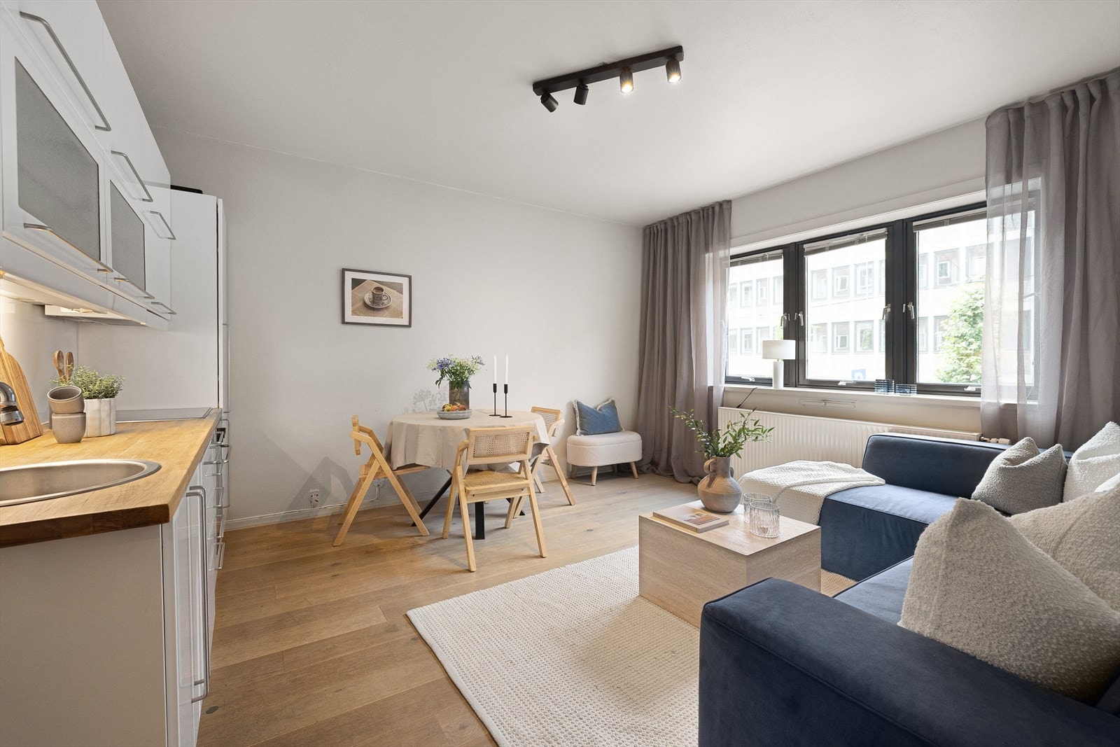 Leiligheten ligger i høy 1. etasje og inneholder entré, kjøkken, stue, bad og soverom. Galleribilde