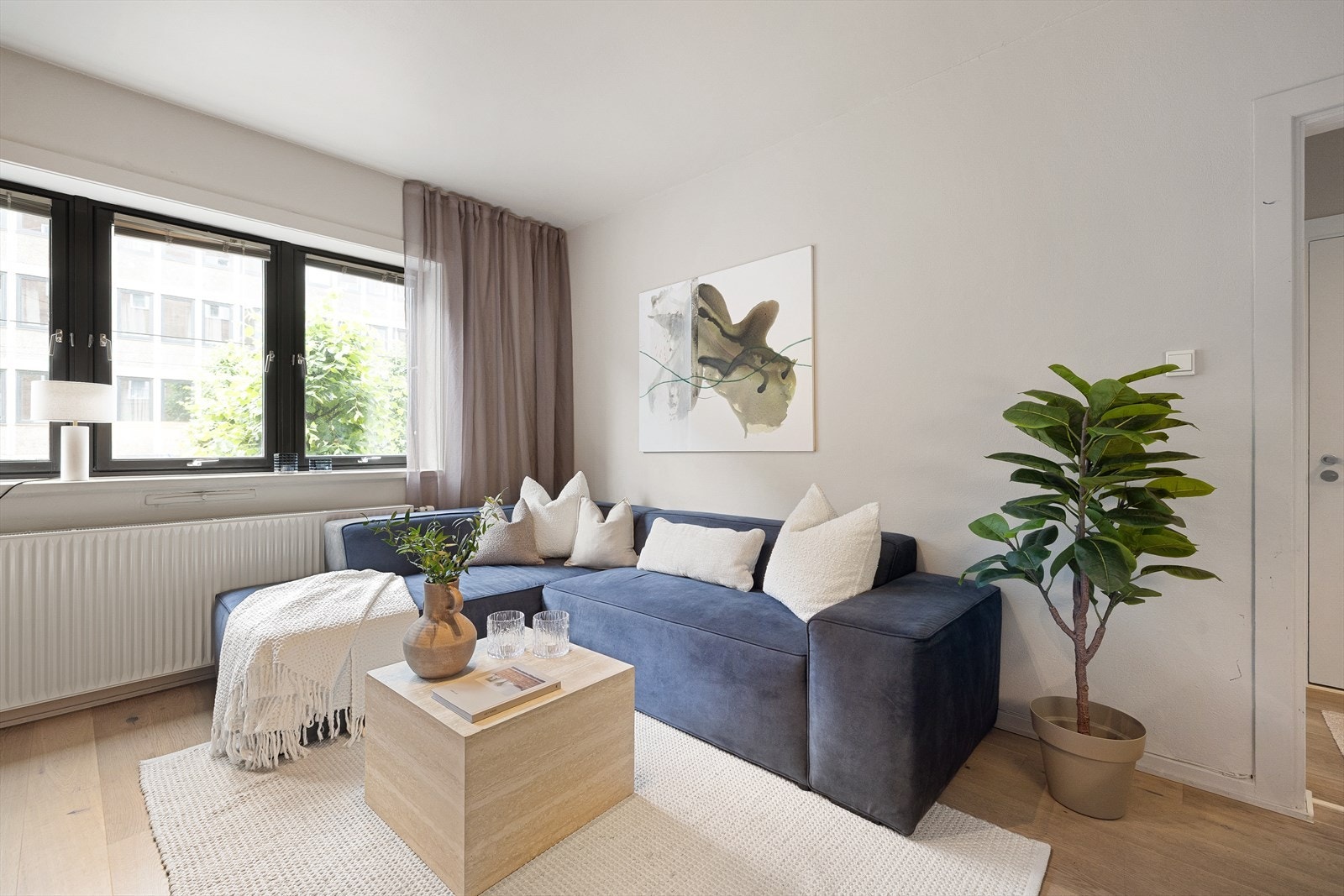 I stuen er det god plass til sofagruppe med tilhørende stuemøblement som sofabord og tv-benk. Galleribilde