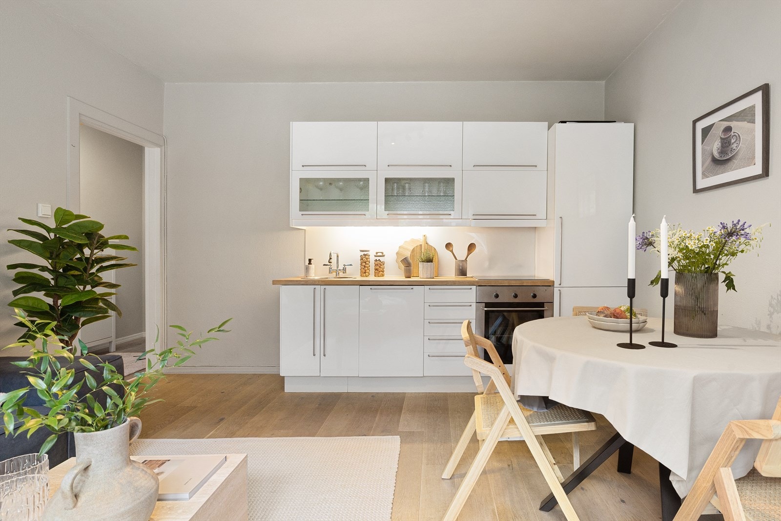 Overflatene er stilrene med heltre gulv og lune fargevalg som gjør at leiligheten oppleves gjennomført og velholdt. Galleribilde