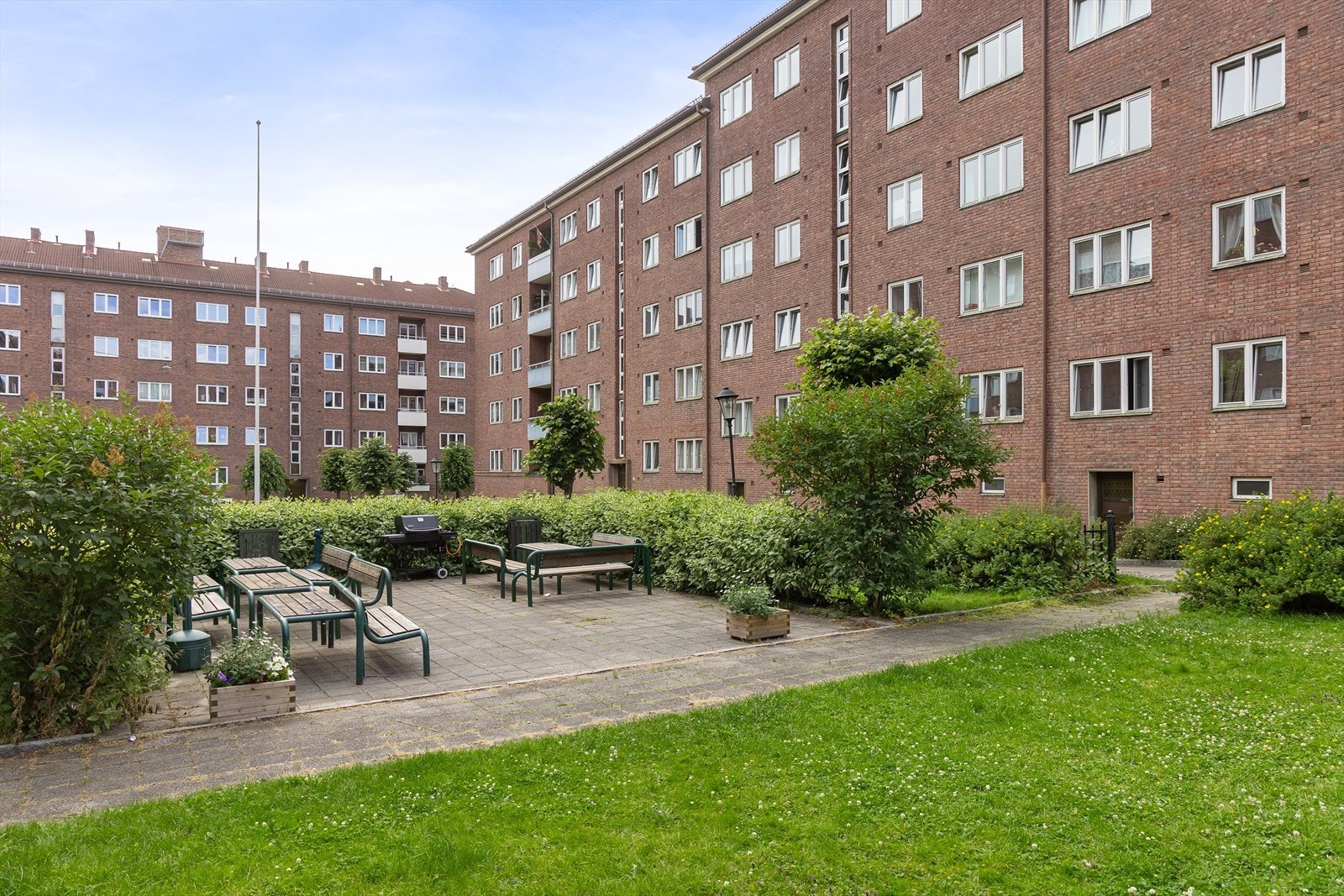 Borettslaget har en stor, skjermet og idyllisk bakgård. Galleribilde