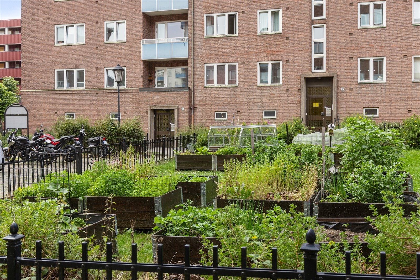 Borettslaget har parsellhage for de som ønsker det. Bakgården er pent opparbeidet med internveier, plen og beplantning. Galleribilde