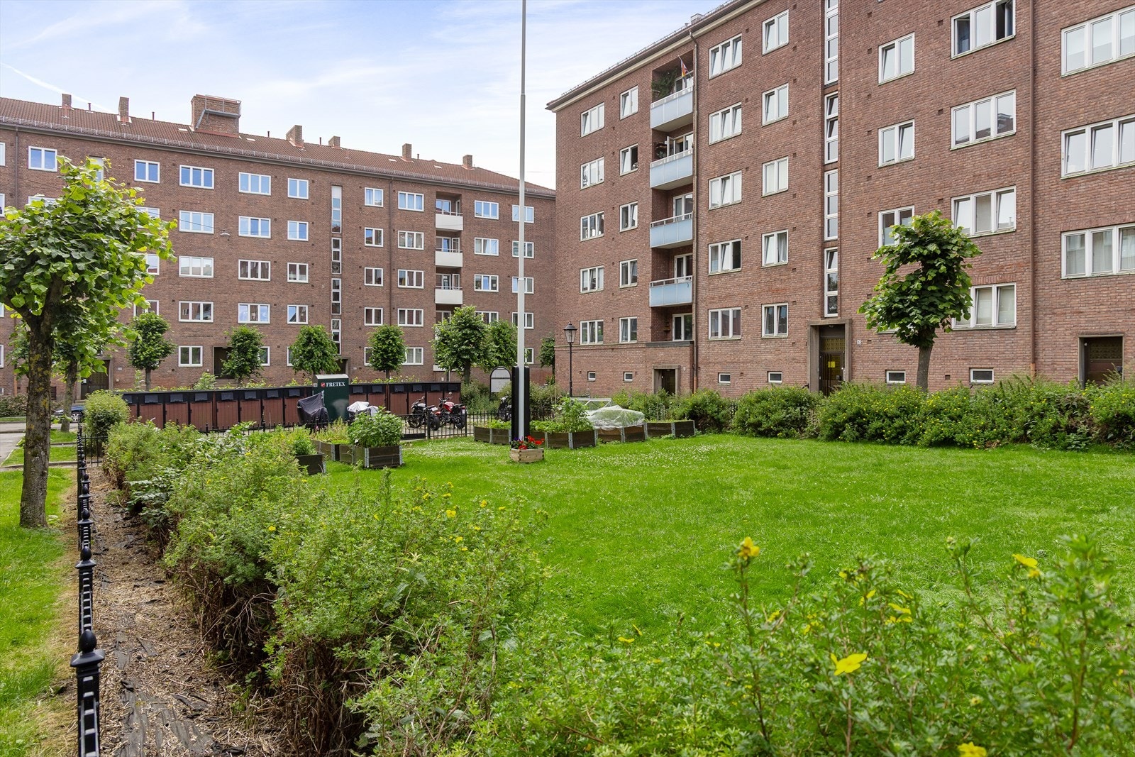 Her er det flere sittegrupper og sykkelparkering. Galleribilde