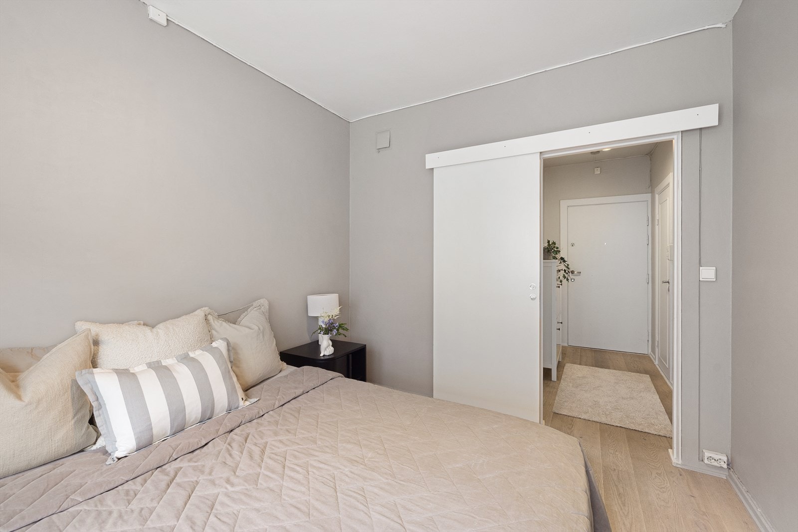 Store vindusflater sikrer godt med lys og luft. Soverommet er malt i en behagelig fargetone. Galleribilde