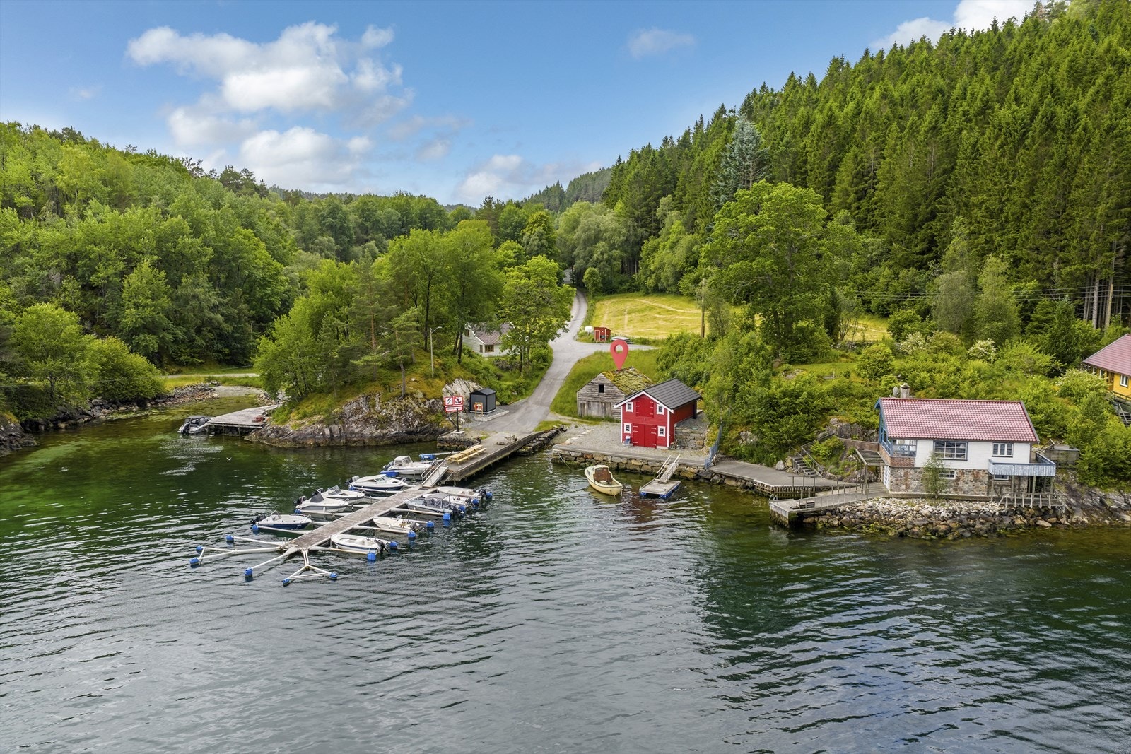 Naust med båtopptrekk ved Ålfjorden Galleribilde