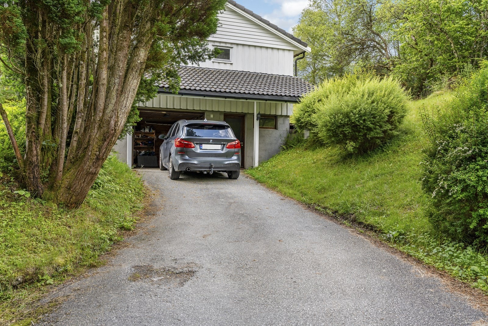 Garasje i del av boligens underetasje Galleribilde