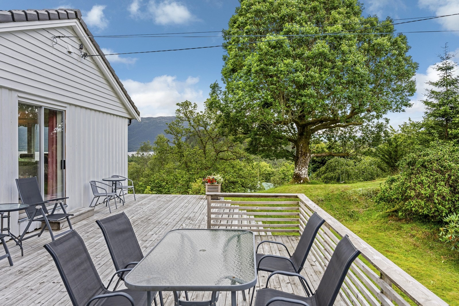 Flott, usjenert uteområde med skyvedør fra stue/kjøkken Galleribilde