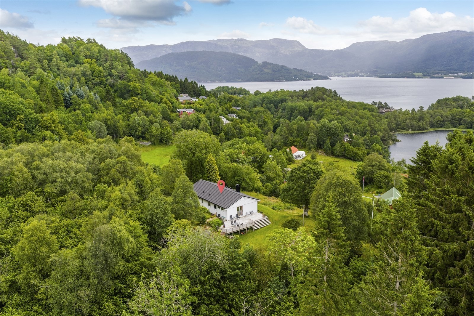 Våningshus ligger usjenert og flott til med nydelig utsikt mot Ålfjorden Galleribilde