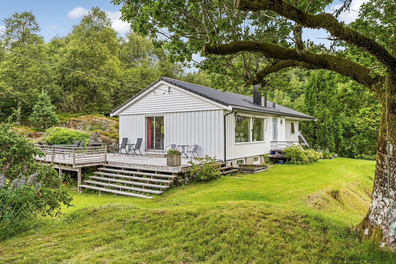 Usjenert hage og solrik, lun terrasse Galleribilde