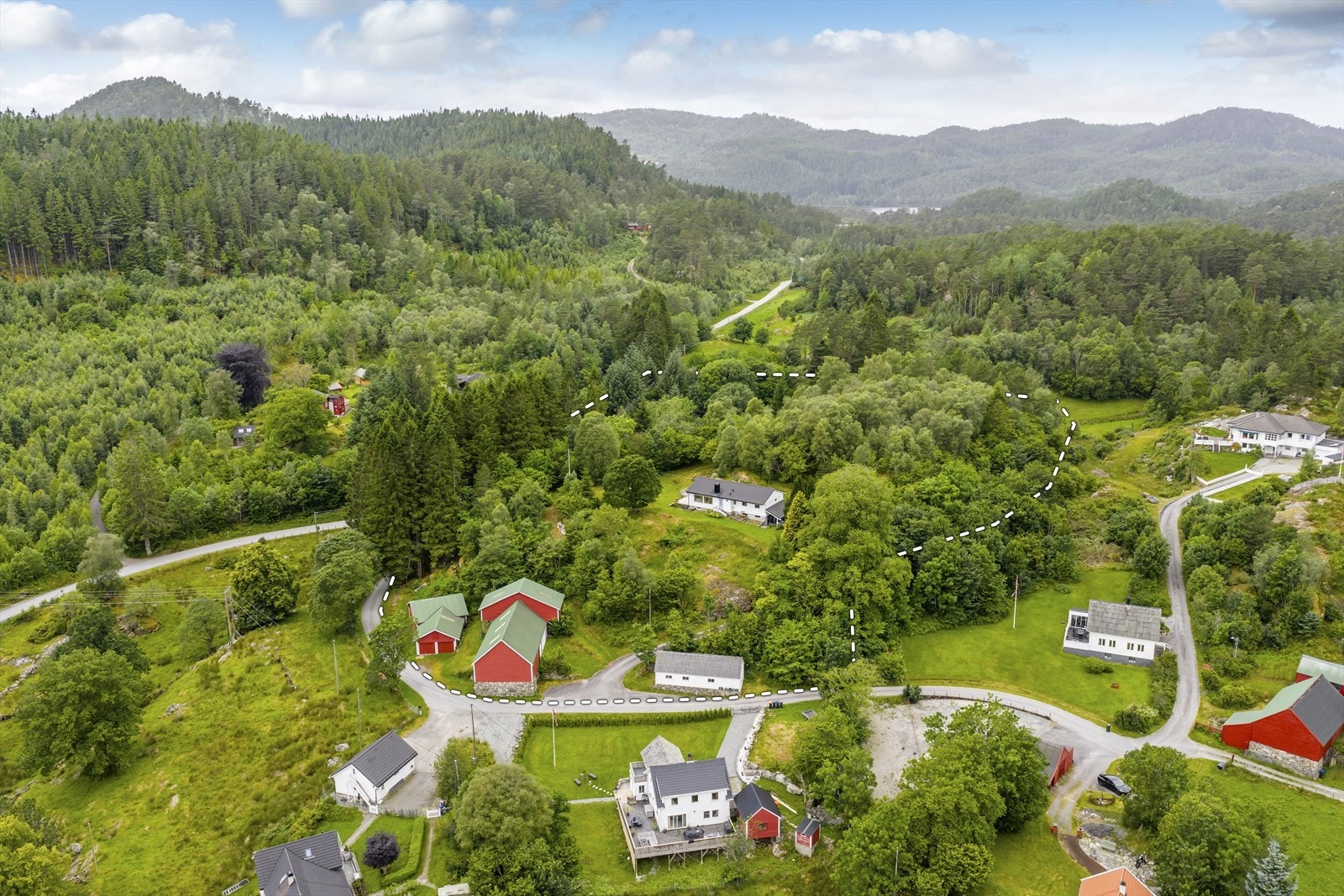 Gårdstun - Eiendom på totalt 920 daa og med 550 daa skog med god kvalitet Galleribilde